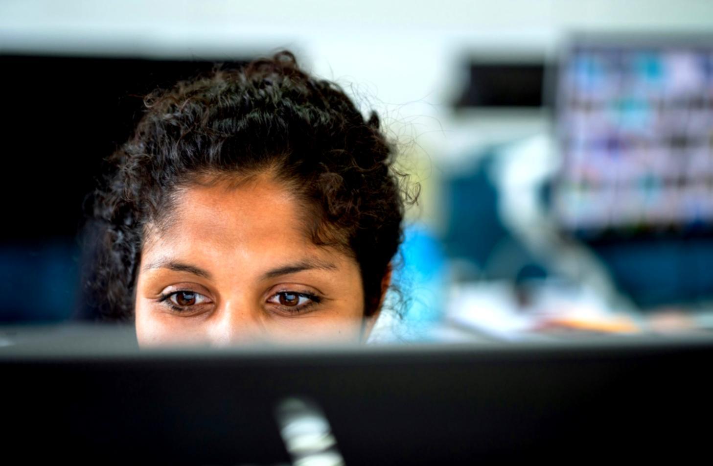 Professionista IT al lavoro con database e sistemi complessi